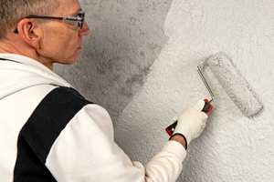  Schritt 4: Die Fassade erhält mit der Silikat-Fassadenfarbe ?Extrasil 1911? ihren deckenden, matten Grundton 