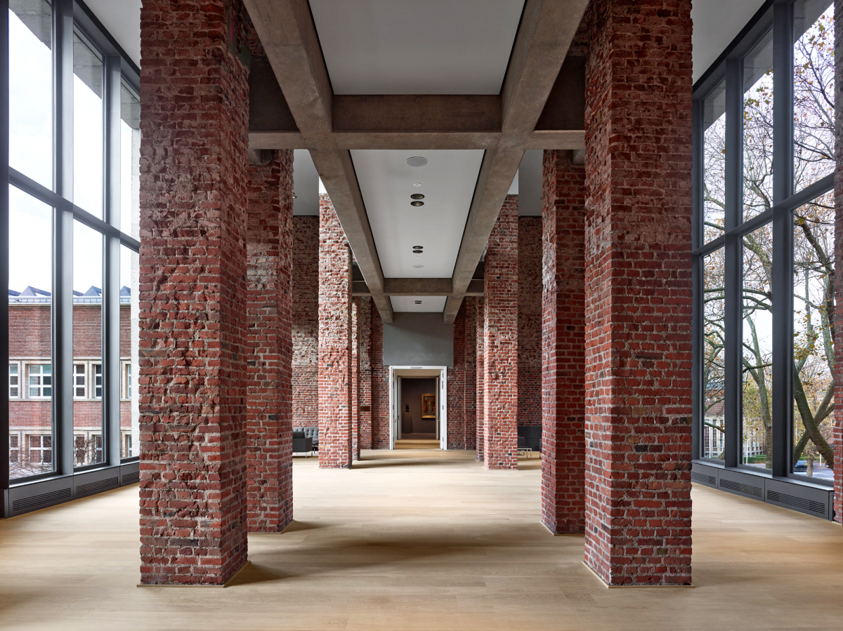 Dank der Öffnung zahlreicher, früher verschlossener Fenster sind die Ausstellungsräume in helles, freundliches Licht getaucht