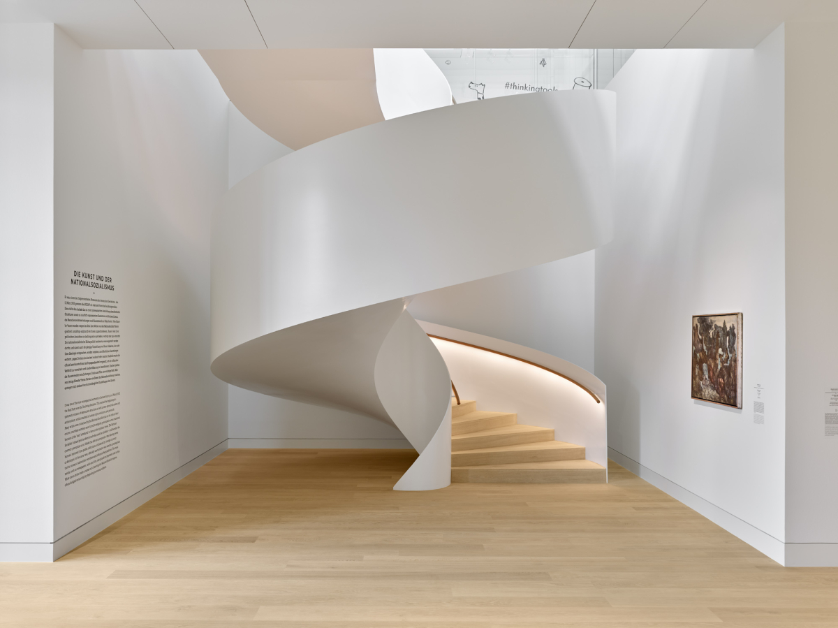 Der Rundgang führt über zwei Ebenen, die über eine skulptural anmutende Wendeltreppe miteinander verbunden sind