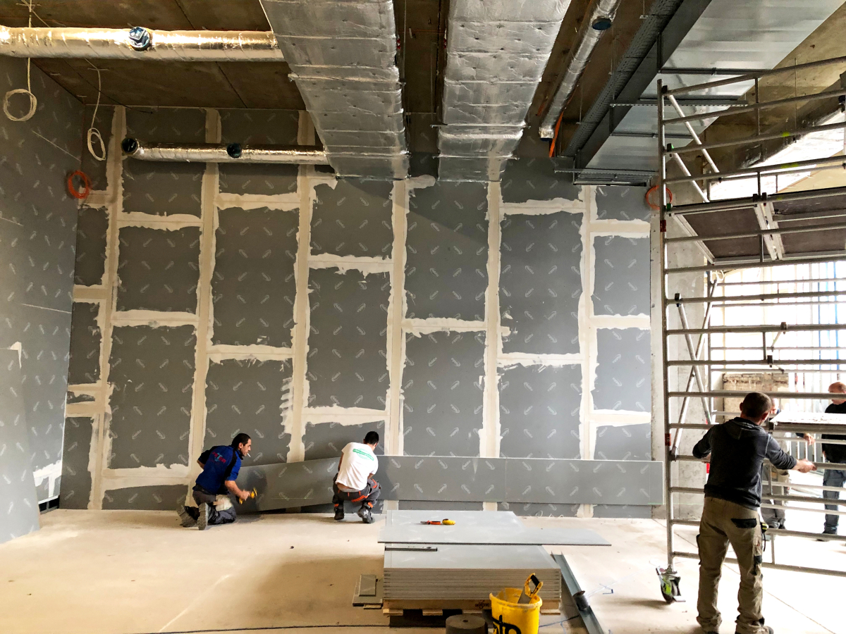 Um die geforderte Tragfähigkeit der Ausstellungs- und Installationswände sicher zu erreichen, kam die massive Trockenbauplatte ?Rigips Habito? einschließlich einer darauf abgestimmten Unterkonstruktion zum Einsatz