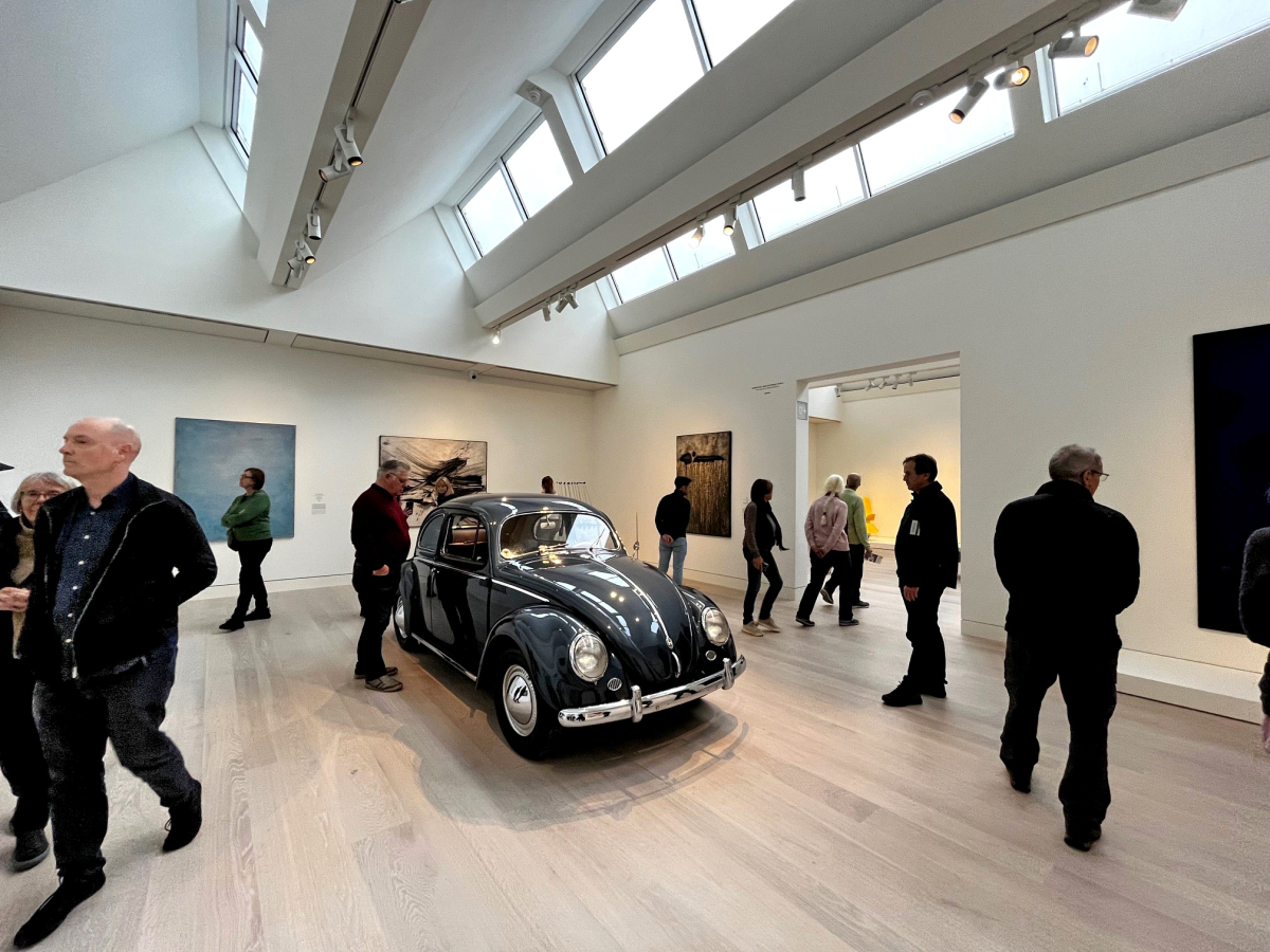 Besonders anspruchsvoll war die Verkleidung des Sheddaches in Verbindung mit der auszuführenden Decke aus einem Glasgranulat-Akustiksystem