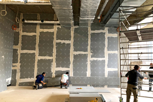  Um die geforderte Tragfähigkeit der Ausstellungs- und Installationswände sicher zu erreichen, kam die massive Trockenbauplatte ?Rigips Habito? einschließlich einer darauf abgestimmten Unterkonstruktion zum Einsatz 