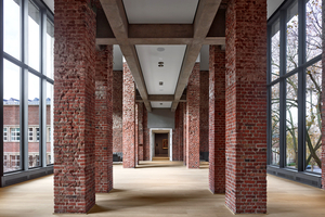  Dank der Öffnung zahlreicher, früher verschlossener Fenster sind die Ausstellungsräume in helles, freundliches Licht getaucht 