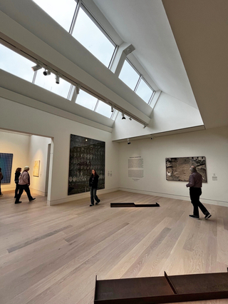 Die Kunstwerke sollten unabhängig von ihrem Gewicht an jeder beliebigen Wand des Kunstpalastes angebracht werden können. Eine Tragfähigkeit von 1 kN/m musste gewährleistet sein