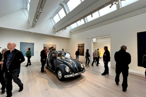  Besonders anspruchsvoll war die Verkleidung des Sheddaches in Verbindung mit der auszuführenden Decke aus einem Glasgranulat-Akustiksystem 