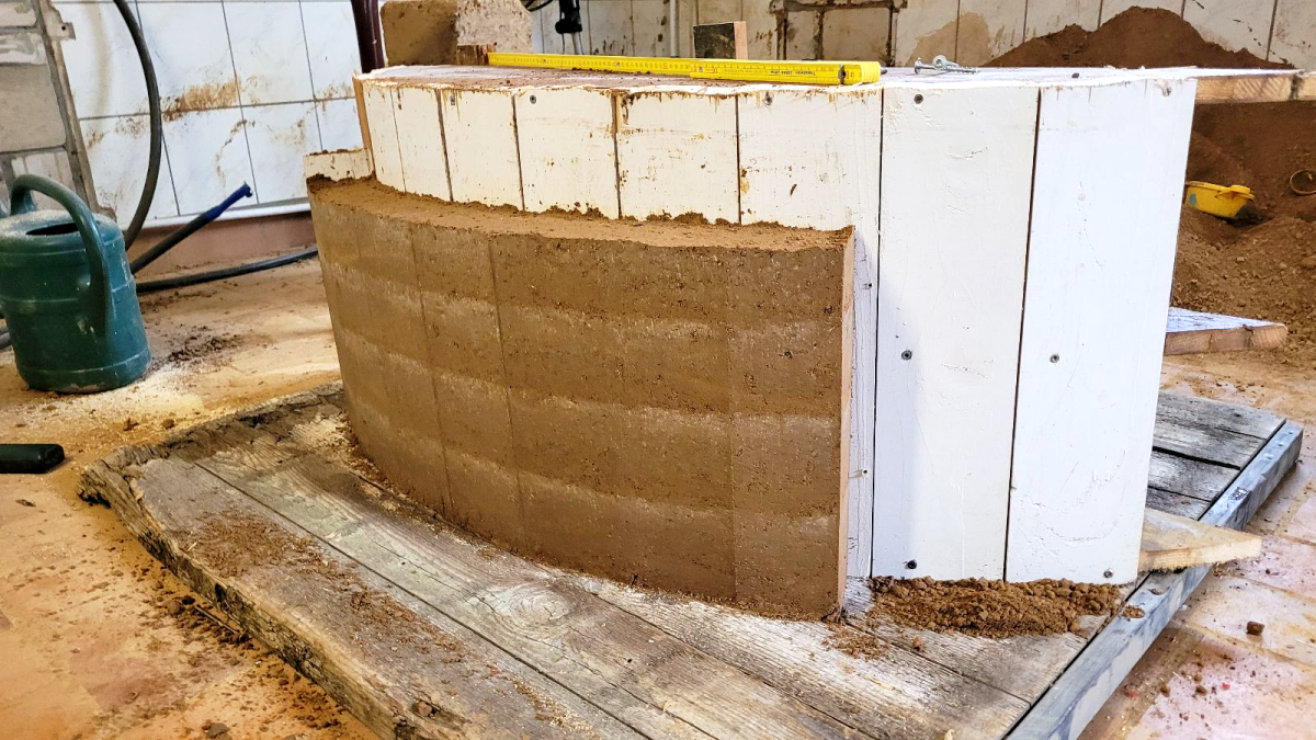 Vorproduktion einer Thekenverkleidung in Rundform, die nach dem Trocknen direkt auf der Baustelle einsetzen werden kann