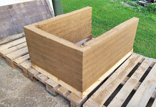 Das ausgeschalte, fertige Stampflehm-Element