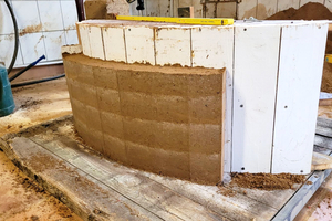  Vorproduktion einer Thekenverkleidung in Rundform, die nach dem Trocknen direkt auf der Baustelle einsetzen werden kann 