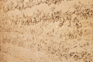  Stampflehm mit seiner charakteristischen Schichtung, die durch den Herstellungsprozess entsteht 