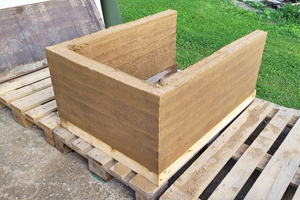  Das ausgeschalte, fertige Stampflehm-Element 