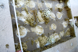  Die Probeöffnung zeigt, wie gut der Werktrockenmörtel hinter dem Alt-WDVS verlaufen ist und Hohlräume passgenau ausfüllt 