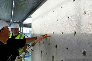  Der Klebemörtel wird punktuell mit einer Klebepistole zwischen Wand und Bestandsdämmung eingespritzt. Hierdurch entsteht eine dauerhafte Verbindung zwischen Untergrund und Alt-WDVS       