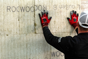  Anschließend können die Dämmplatten des neuen WDV-Systems angebracht werden  