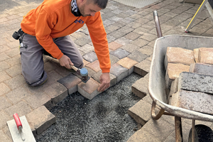  Auch beim Pflastern hat Baumgärtner den Simplex-Schonhammer immer griffbereit mit dabei 