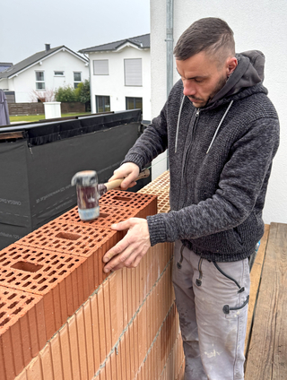 Flexibel dank modularer Bauweise: Bei seiner täglichen Arbeit setzt Baumgärtner auf den ?Simplex?-Schonhammer in unterschiedlichen Varianten