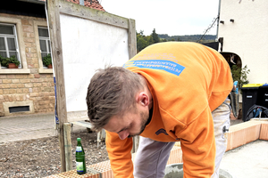  Gerade beim Setzen der ersten Mauerreihe ist der ?Simplex?-Schonhammer unverzichtbar und sorgt für millimetergenaue Justierung, ohne dass das Material leidet 