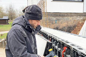  Ob im Gerüstbau (links) oder im Schalungsbau (rechts) ? wenn ein leichter Hammer gefragt ist, der dennoch kraftvolle Schläge ermöglicht, vertraut Baumgärtner auf den rückschlagfreien ?Secural?-Schonhammer 