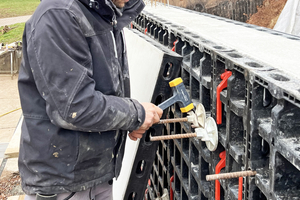  Ob im Gerüstbau (links) oder im Schalungsbau (rechts) ? wenn ein leichter Hammer gefragt ist, der dennoch kraftvolle Schläge ermöglicht, vertraut Baumgärtner auf den rückschlagfreien ?Secural?-Schonhammer 