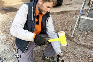  Hohe Schlagkraft ohne Rückschlag: Beim Einschlagen von Erdnägeln (links) oder beim Fixieren von Metallteilen (rechts) ist der Supercraft-Schonhammer die erste Wahl  