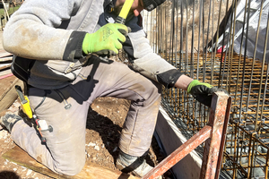  Hohe Schlagkraft ohne Rückschlag: Beim Einschlagen von Erdnägeln (links) oder beim Fixieren von Metallteilen (rechts) ist der Supercraft-Schonhammer die erste Wahl  