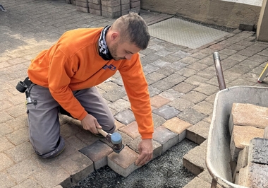 Flexibel dank modularer Bauweise: Bei seiner täglichen Arbeit setzt Baumgärtner auf den ?Simplex?-Schonhammer in unterschiedlichen Varianten