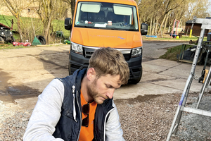  Hohe Schlagkraft ohne Rückschlag: Beim Einschlagen von Erdnägeln (links) oder beim Fixieren von Metallteilen (rechts) ist der Supercraft-Schonhammer die erste Wahl  