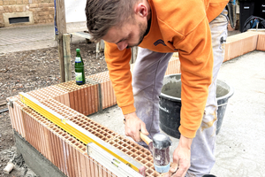  Gerade beim Setzen der ersten Mauerreihe ist der ?Simplex?-Schonhammer unverzichtbar und sorgt für millimetergenaue Justierung, ohne dass das Material leidet 