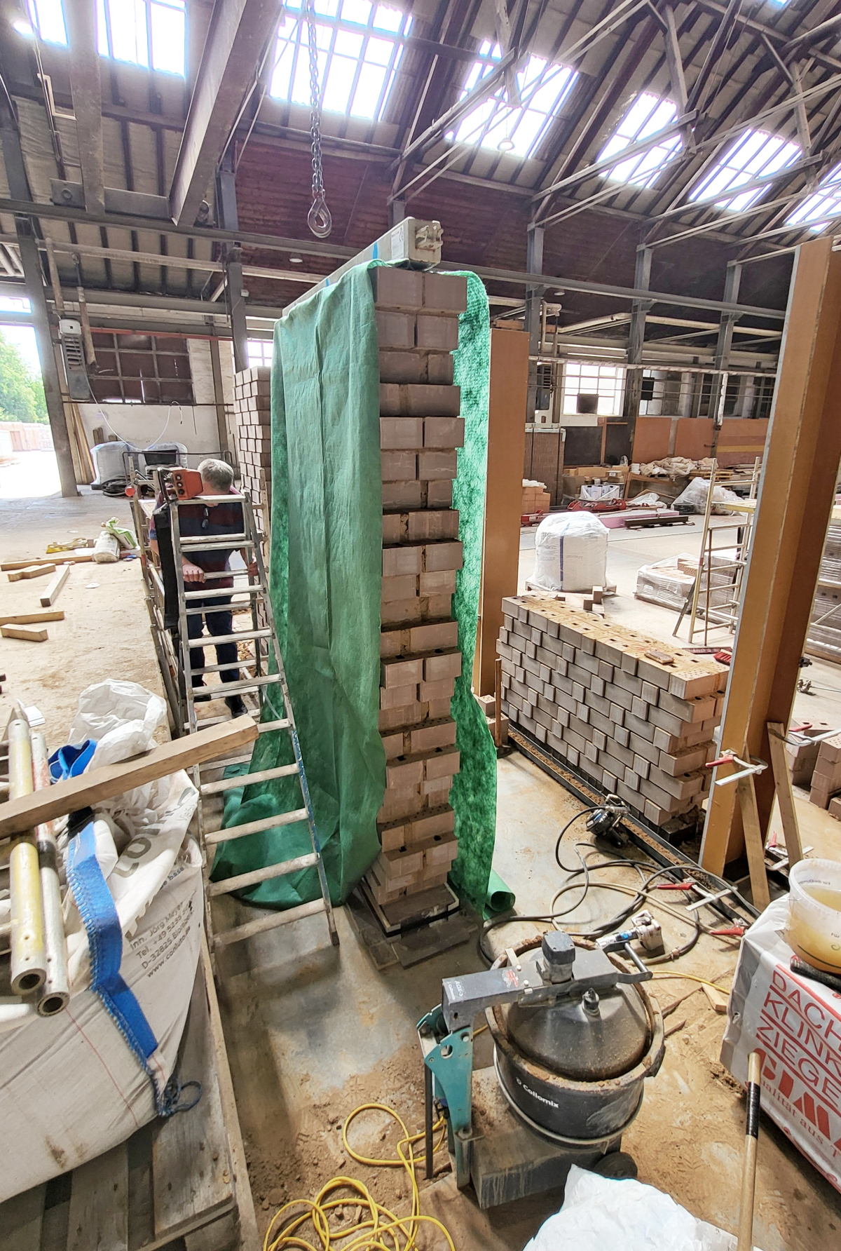 Vorfertigung im Werk mit Havarieschutz am Fuß des Lehmsteinelements und witterungsbeständiger Transportverpackung