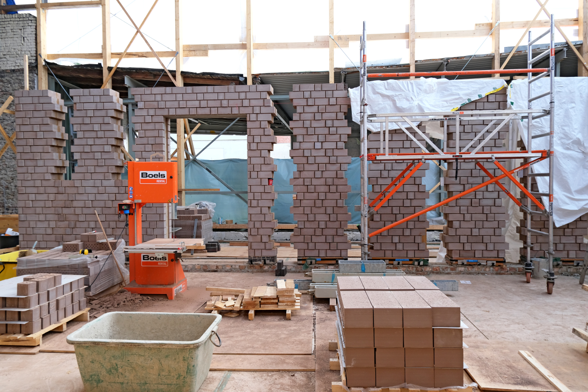 In wenigen Minuten werden die Lehmsteinelemente vor Ort an der Baustelle gesetzt