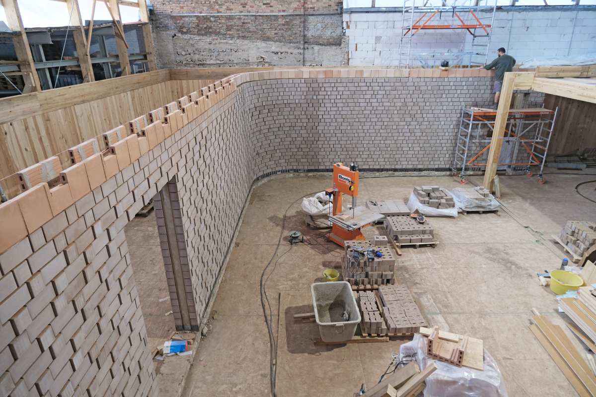 Der Verbund aus Holz und Lehm sorgt für das ideale Raumklima. Gesetzte Wand- und Türelemente die vor Ort vermauert werden