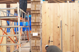  Mithilfe eines Krans sind die Bauteile vor Ort schnell entladen und können an den vorgesehenen Ort verbracht werden 