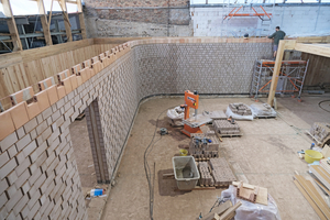  Der Verbund aus Holz und Lehm sorgt für das ideale Raumklima. Gesetzte Wand- und Türelemente die vor Ort vermauert werden 