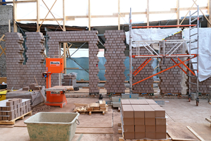  In wenigen Minuten werden die Lehmsteinelemente vor Ort an der Baustelle gesetzt 