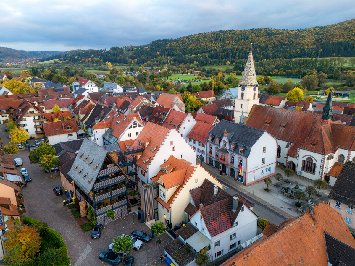 Die Stahlscheune mit den Stahlstegen dient dem Hotel 1280 Die Krone in Geisingen als barrierefreie Erschließung und ist Teil des Brandschutzkonzeptes