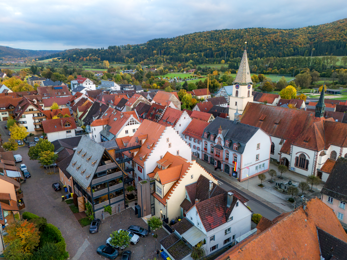 Die Stahlscheune mit den Stahlstegen dient dem Hotel 1280 Die Krone in Geisingen als barrierefreie Erschließung und ist Teil des Brandschutzkonzeptes