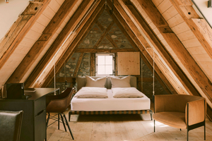  Auch beim Interior der Zimmer mischt sich traditionelles mit modernem Handwerk: Schwarze, geradlinige Holzmöbel und historische Holzkonstruktion passen erstaunlich gut zusammen 