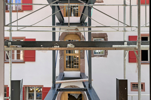  Die Stahlstege schließen über Taschen und Stahlschuhe an die Natursteinportale des Altbaus an 