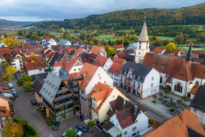  Die Stahlscheune mit den Stahlstegen dient dem Hotel 1280 Die Krone in Geisingen als barrierefreie Erschließung und ist Teil des Brandschutzkonzeptes 