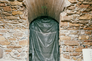  Den 9 m langen Tunnel hatte man mit einem Minibagger aufgestemmt und anschließend betoniert 