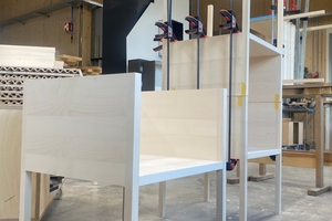  In der Werkstatt der Schreinerei werden die Stühle für das Restaurant geleimt 