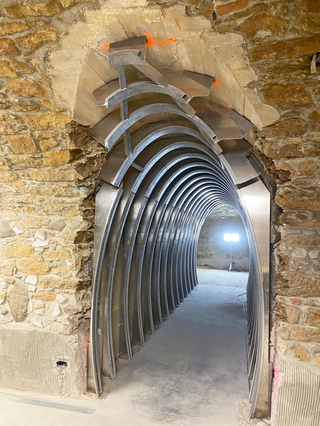 In den Tunnel wurde eine vorgefertigte Aluminium-Unterkonstruktion eingebaut