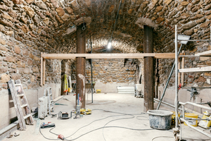  Im Keller ertüchtigen zwei Stahlbetonverbundstützen die Statik des Hauses 