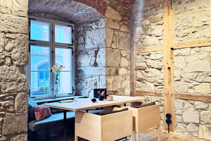  Stühle und Tische im Restaurant wurden bewusst nicht in Schwarz, sondern aus hellem Ahornholz gefertigt 