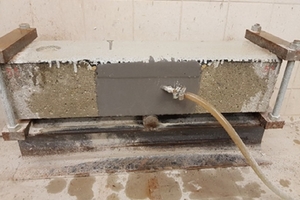   Erfolgreiche Langzeitprüfung für Triflex „ProPark“. Das rissüberbrückende Abdichtungssystem wurde gezielt auf seine Beständigkeit gegenüber dauerhaft anstehendem negativem Wasserdruck untersucht.  