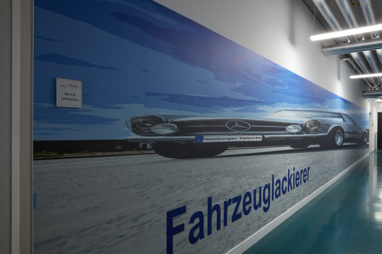 An den Flurwänden der Maler- und Lackierer-Innung Hamburg rast ein Oldti-mermotiv mit glänzender Lackierung entlang