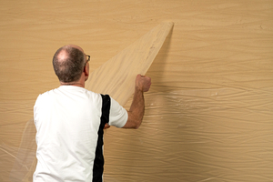  Der entscheidende Schritt: Folie fest andrücken, wellenförmige Strukturen mit einer Bürste ausbil-den und Folie wieder abziehen 