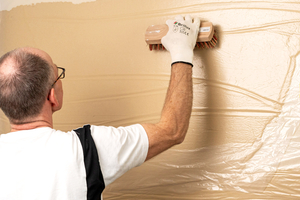  Der entscheidende Schritt: Folie fest andrücken, wellenförmige Strukturen mit einer Bürste ausbil-den und Folie wieder abziehen 