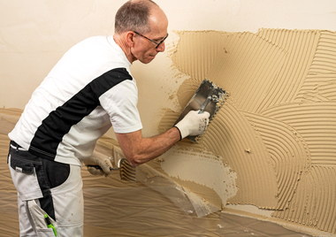 Schritt 1: Der ?Mineral-Leichtputz G 3679? schafft eine Basis f?r die wellenf?rmige Jura-Struktur