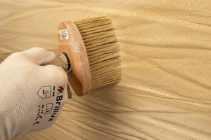  Schritt 3: Die Grundierung mit ?Fondosil? 1903 reguliert die Saugfähigkeit der Oberfläche 