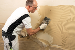  Schritt 2: In Teilflächen erfolgt die Strukturspach-telung in Form von unregelmäßigen Kreisbewe-gungen 